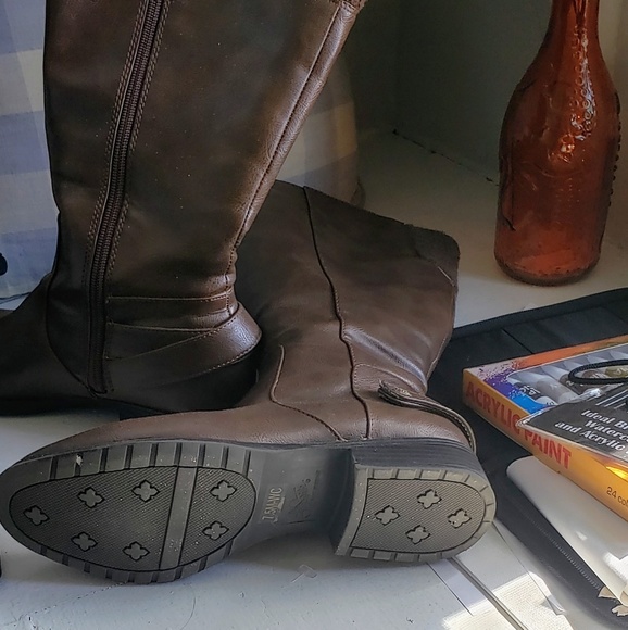 Boots - Picture 2 of 4